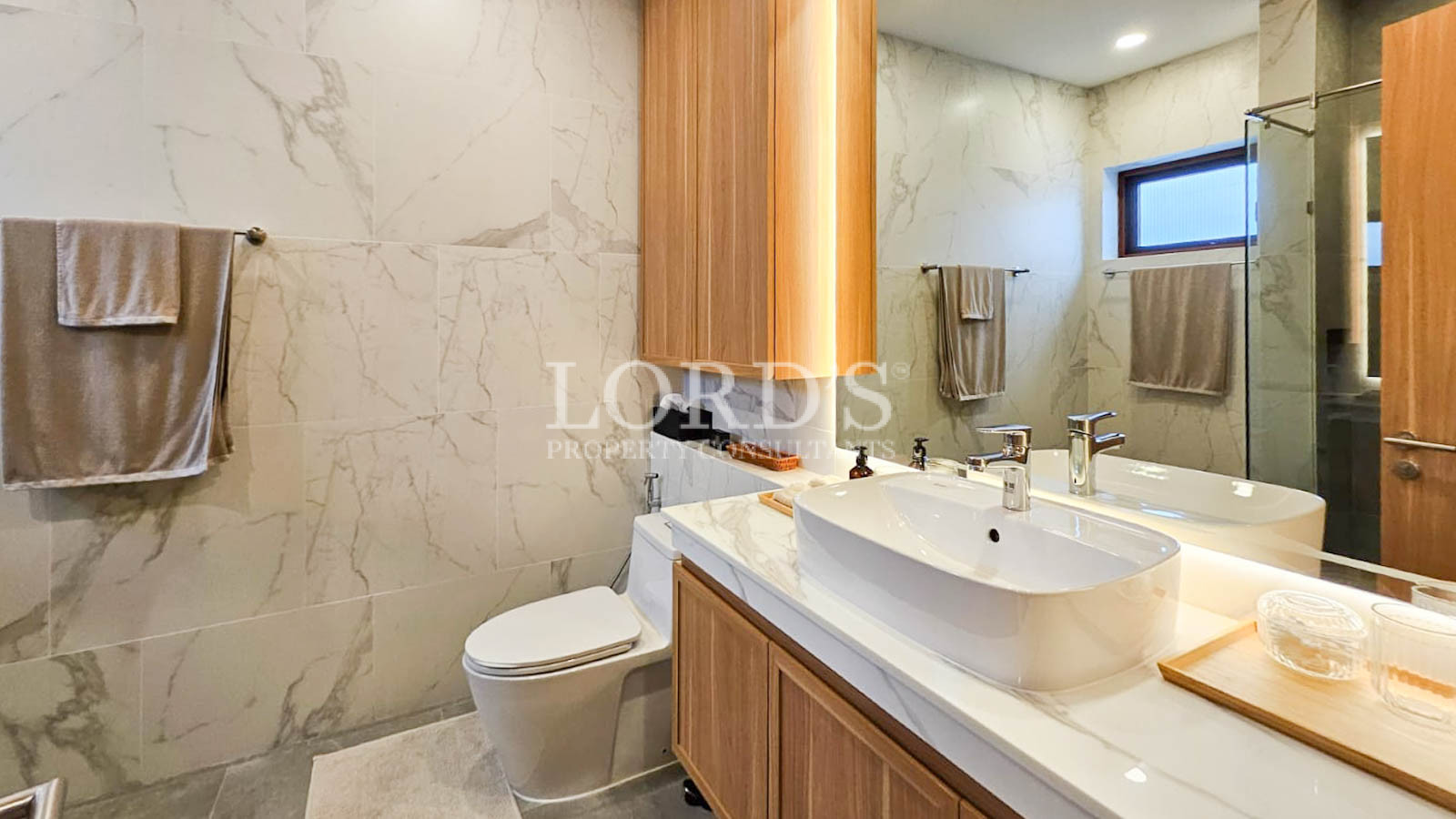 Bathroom vanity with mirror and sink