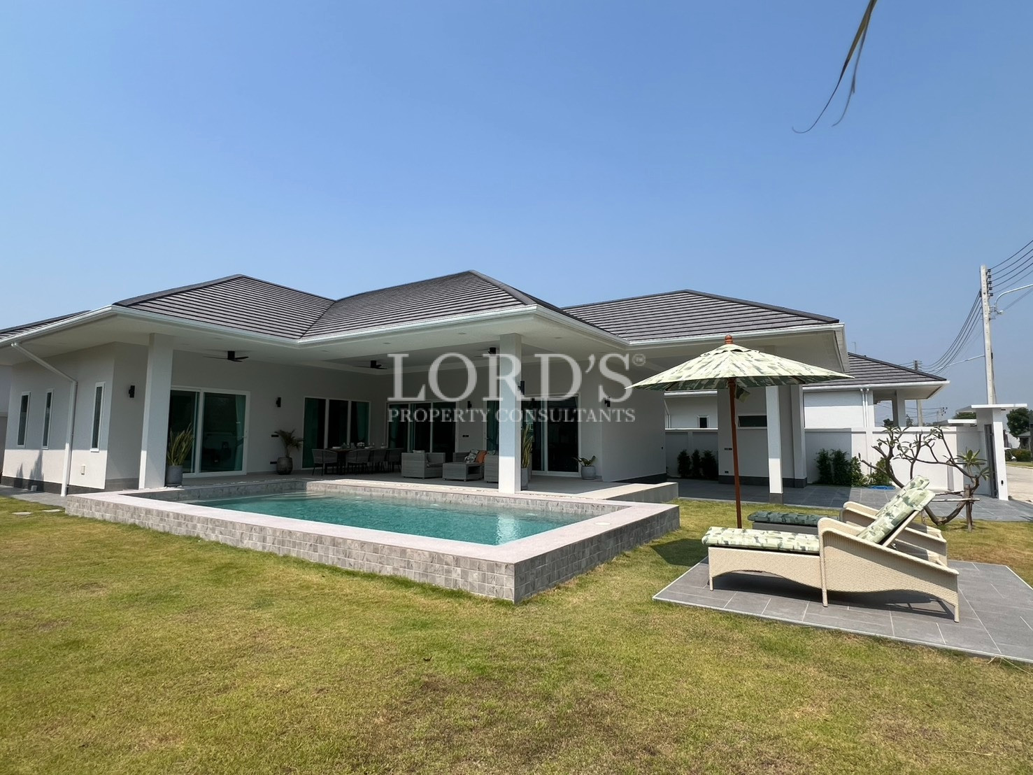 Move-in-ready!!! Modern 3 Bedroom Poolvilla close to Hua Hin Center for sale - Hin Lek Fai, Thailand