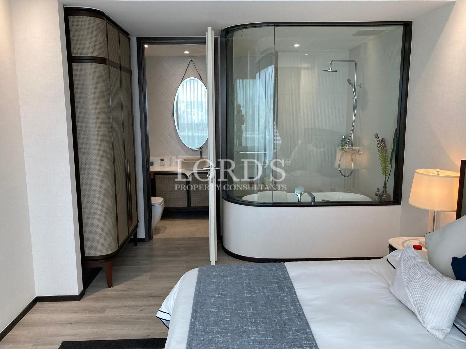 Bathroom with bathtub and glass partition