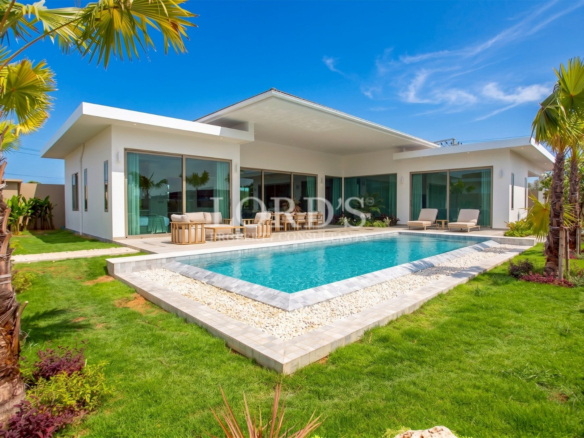 Contemporary villa with large swimming pool