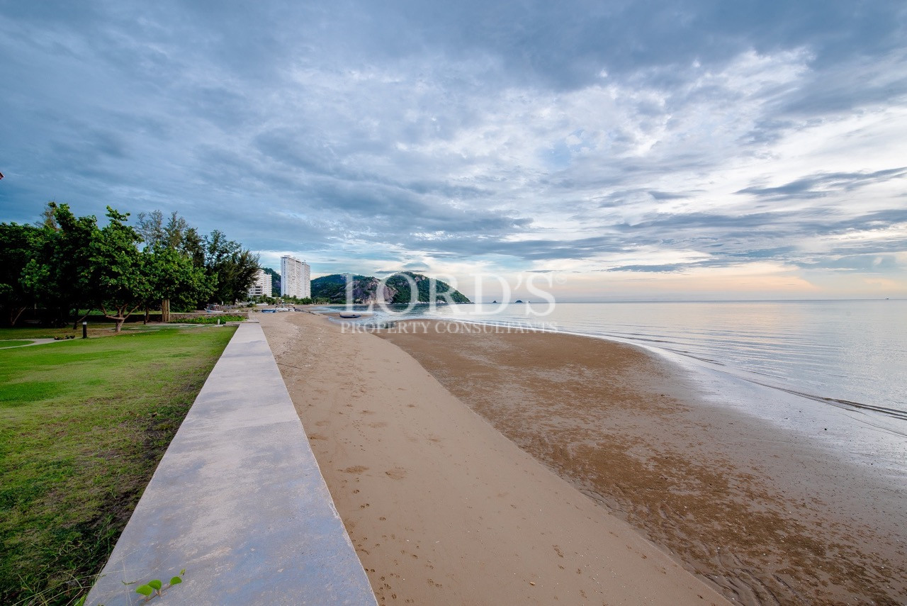 Sandy beach with ocean horizon