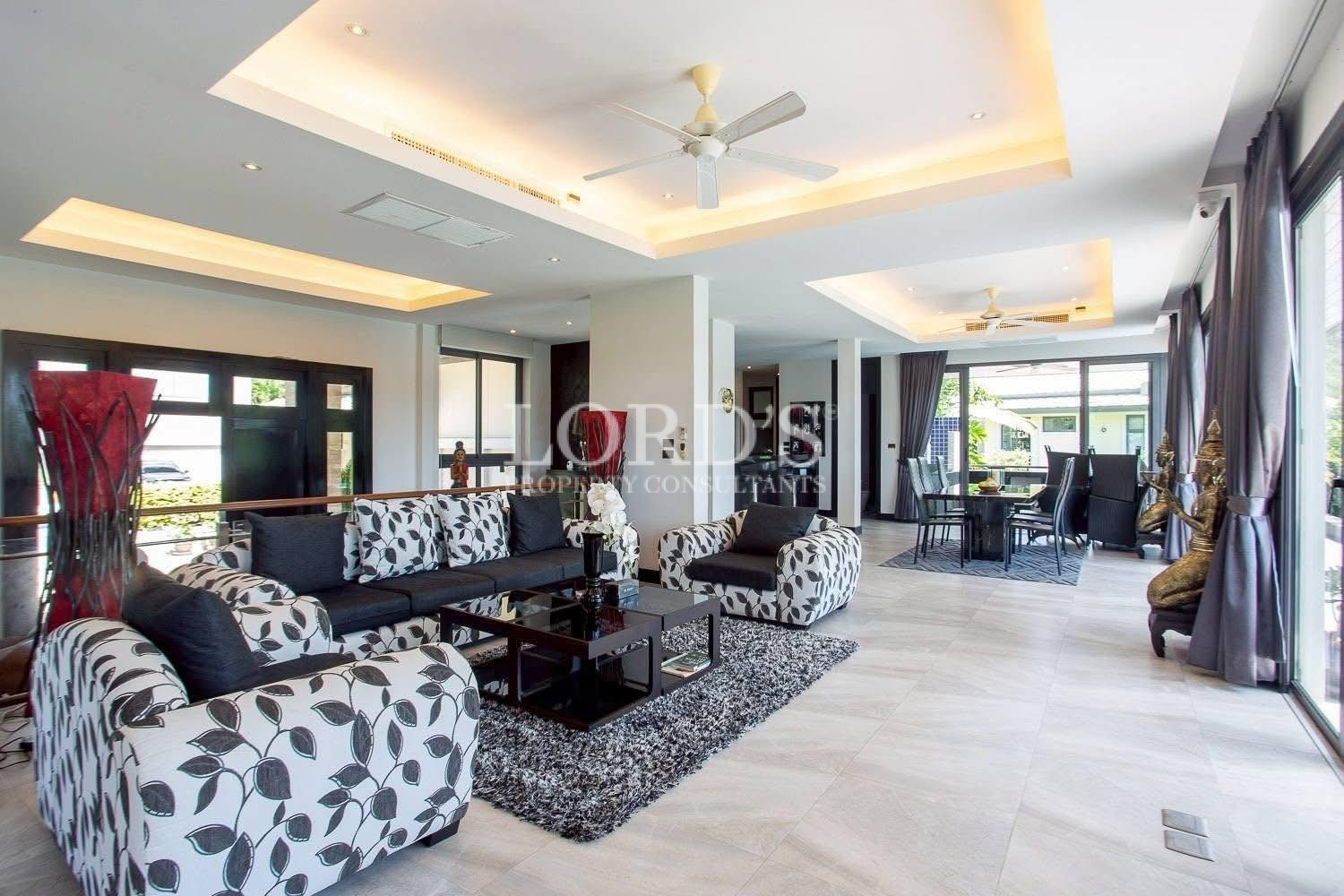 Bright luxury living room with modern décor