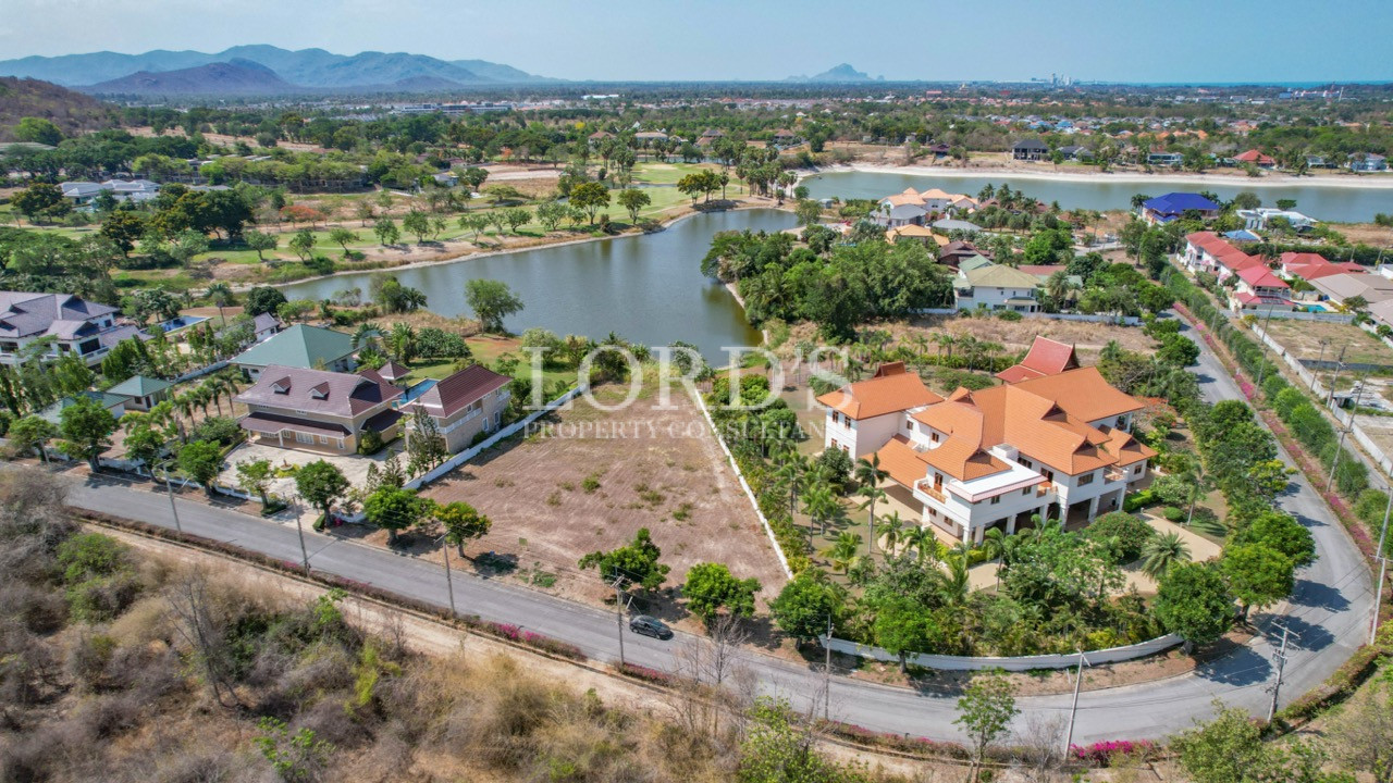 Corner land plot from above