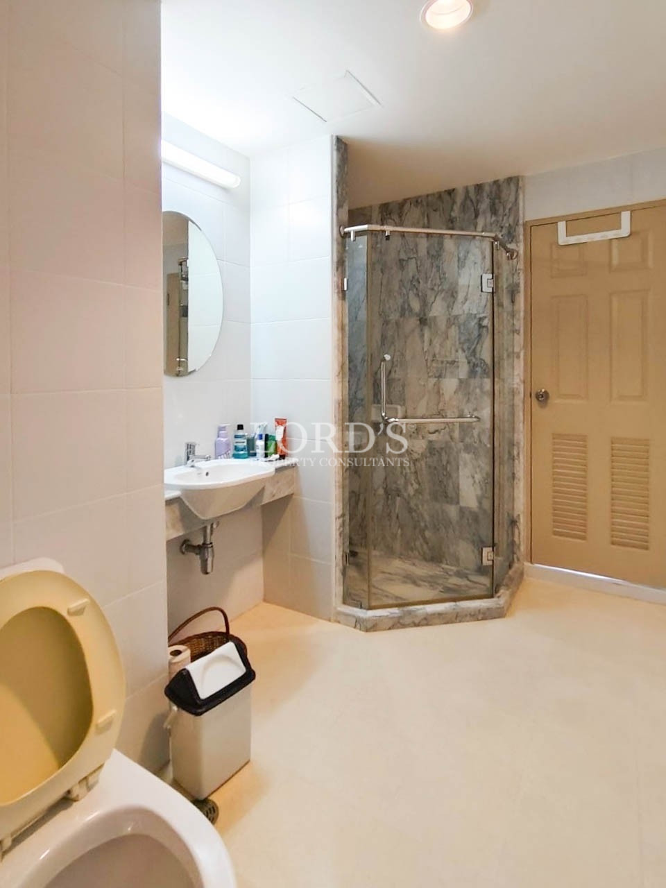 Bathroom with round mirror and shower