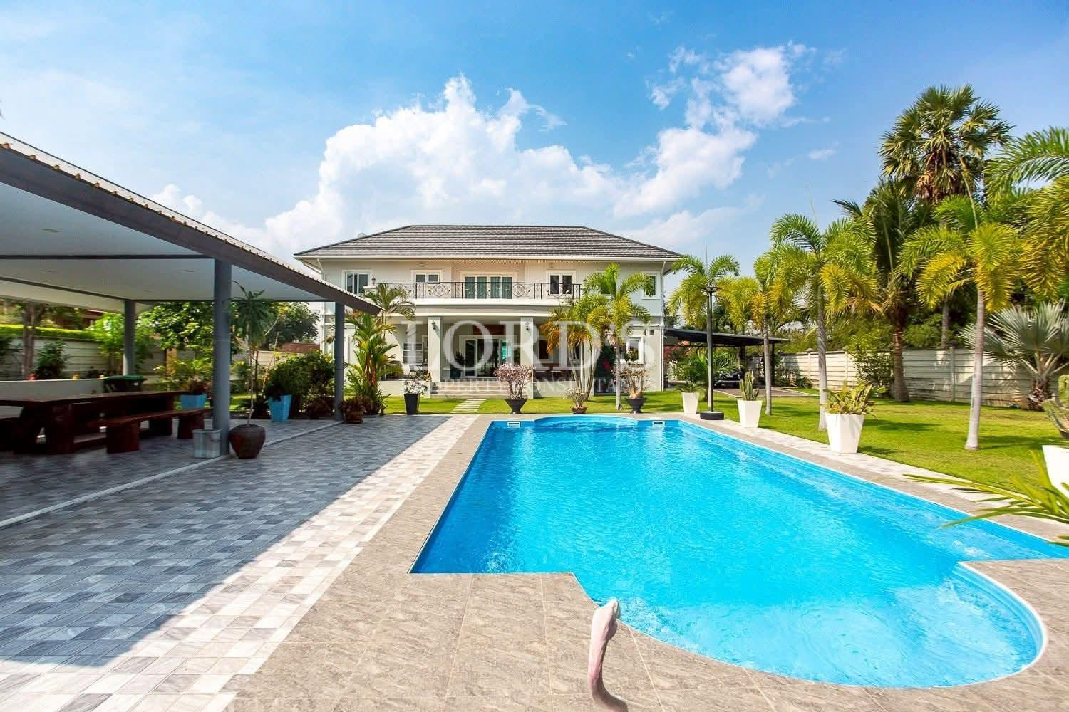 Luxury villa with swimming pool