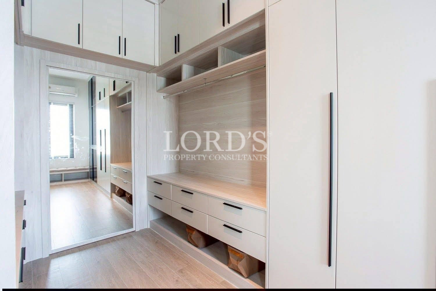 Walk-in closet with shelving and drawers