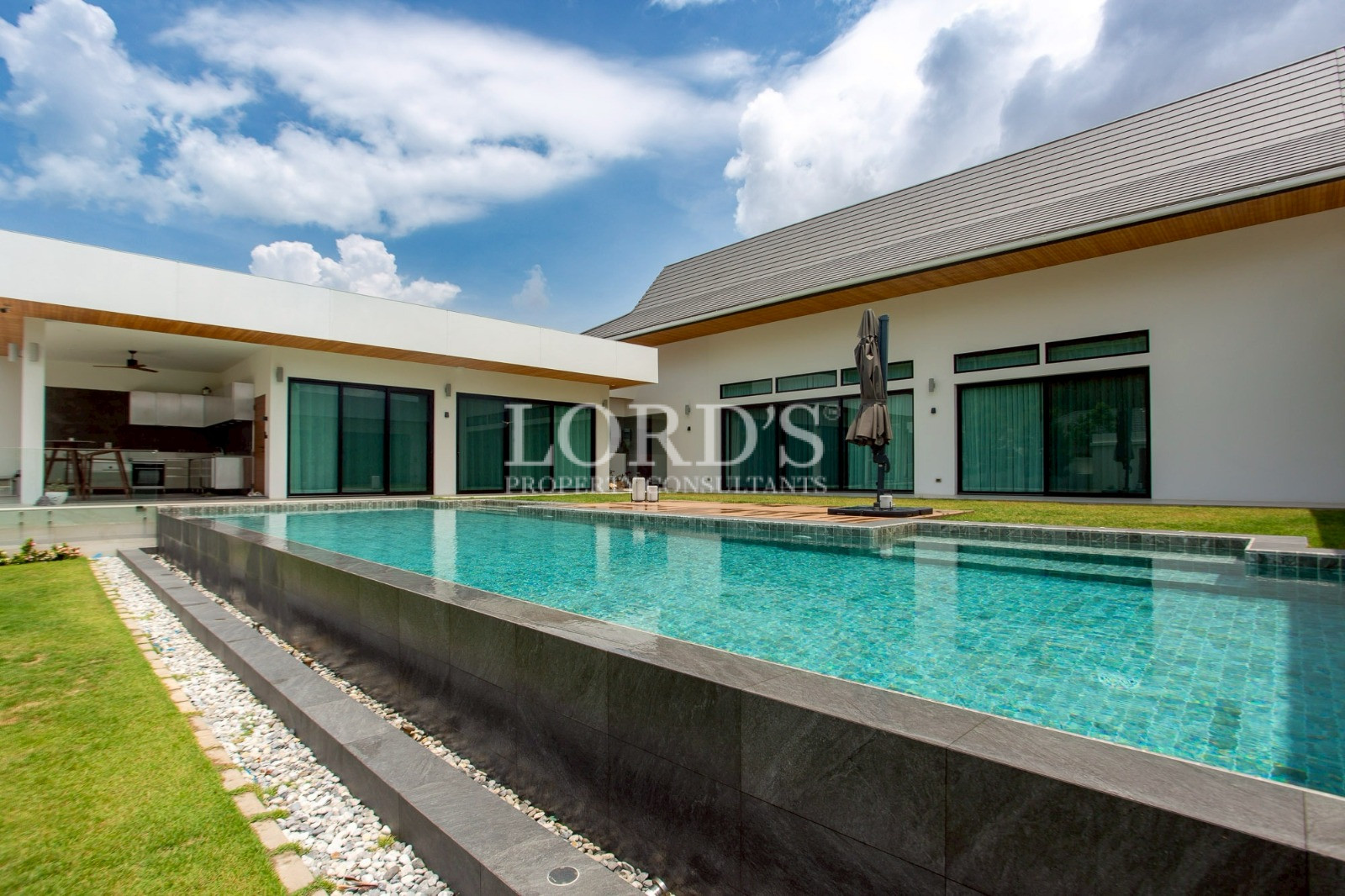 Contemporary villa with infinity pool