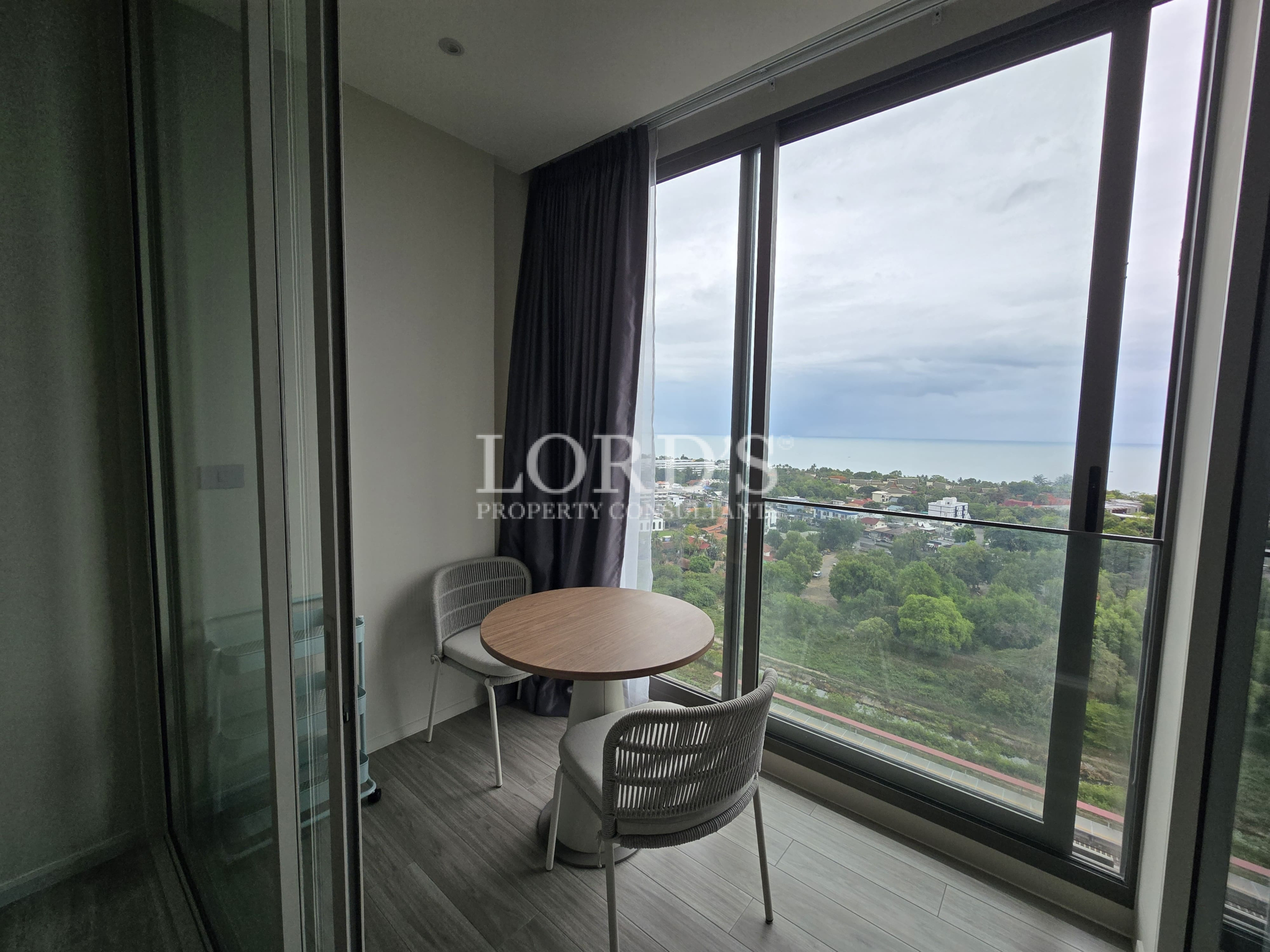 Modern corner seating area with panoramic windows