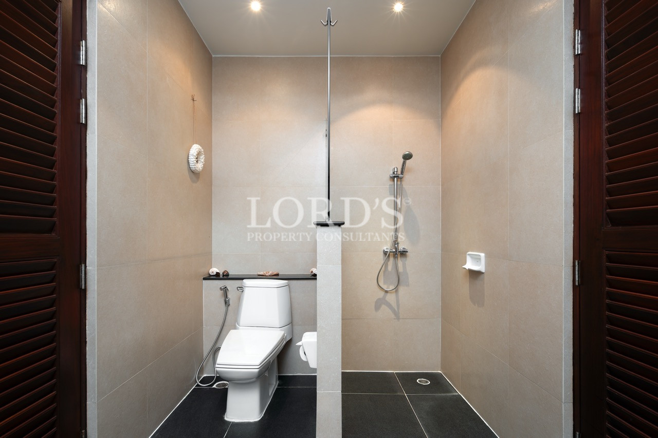 Contemporary bathroom with shower area