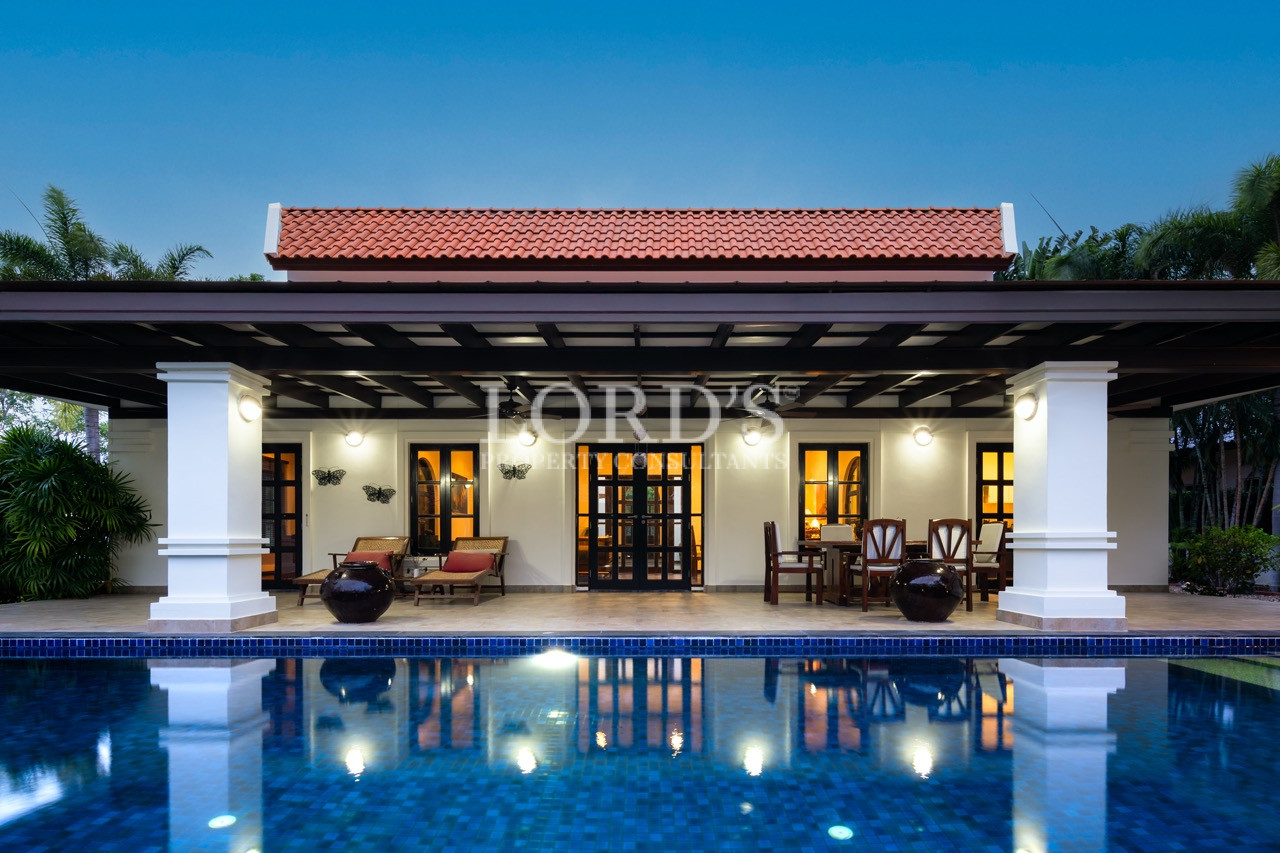 Traditional-inspired villa facade