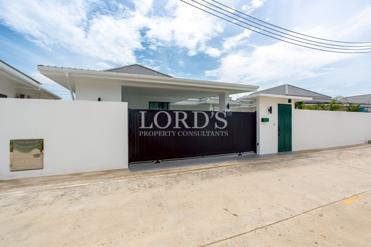 Contemporary villa entrance with driveway