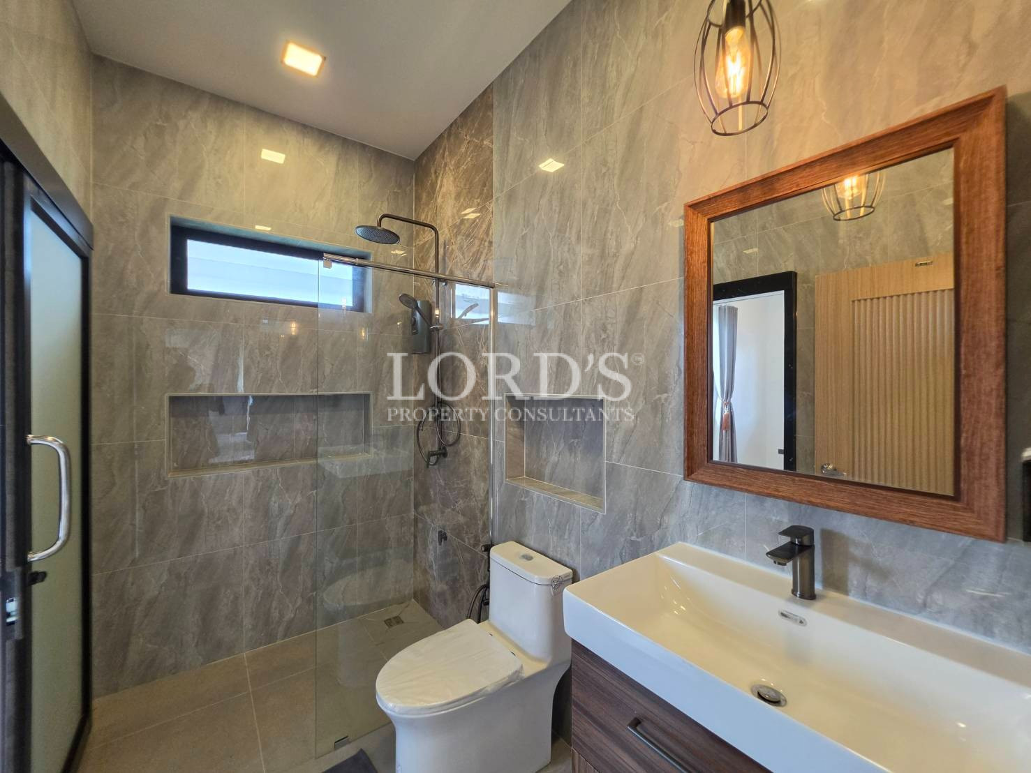Bathroom with stone-textured walls