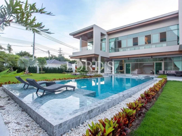 Contemporary villa with infinity pool