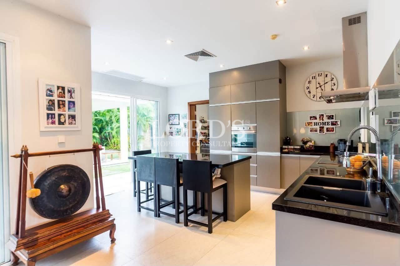 Modern open-plan kitchen and dining area