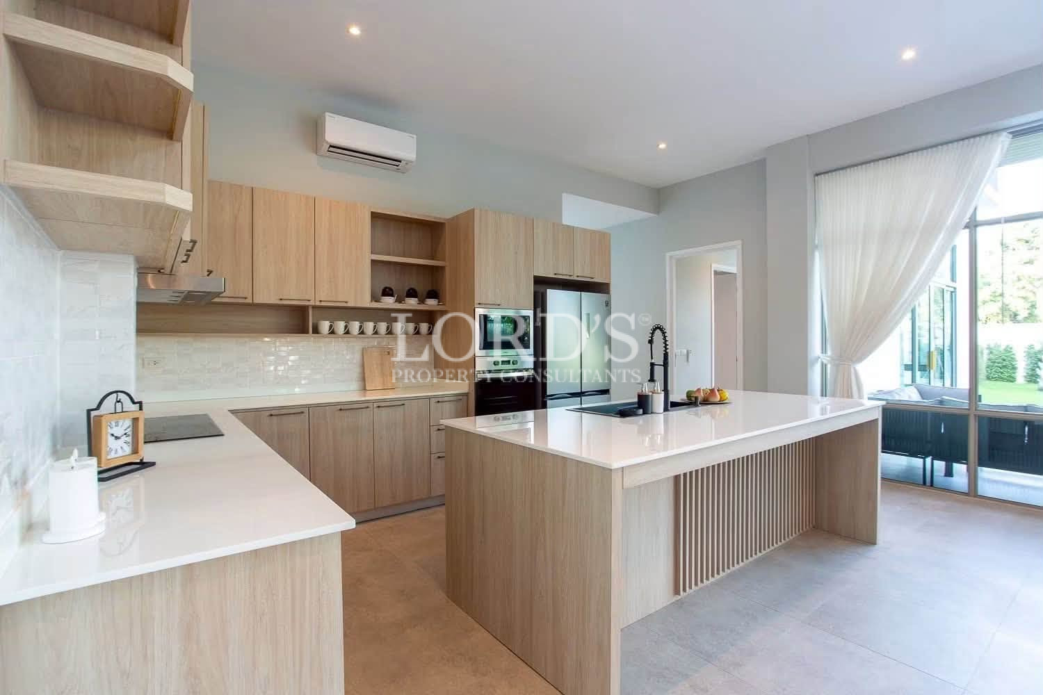 Modern kitchen with breakfast bar