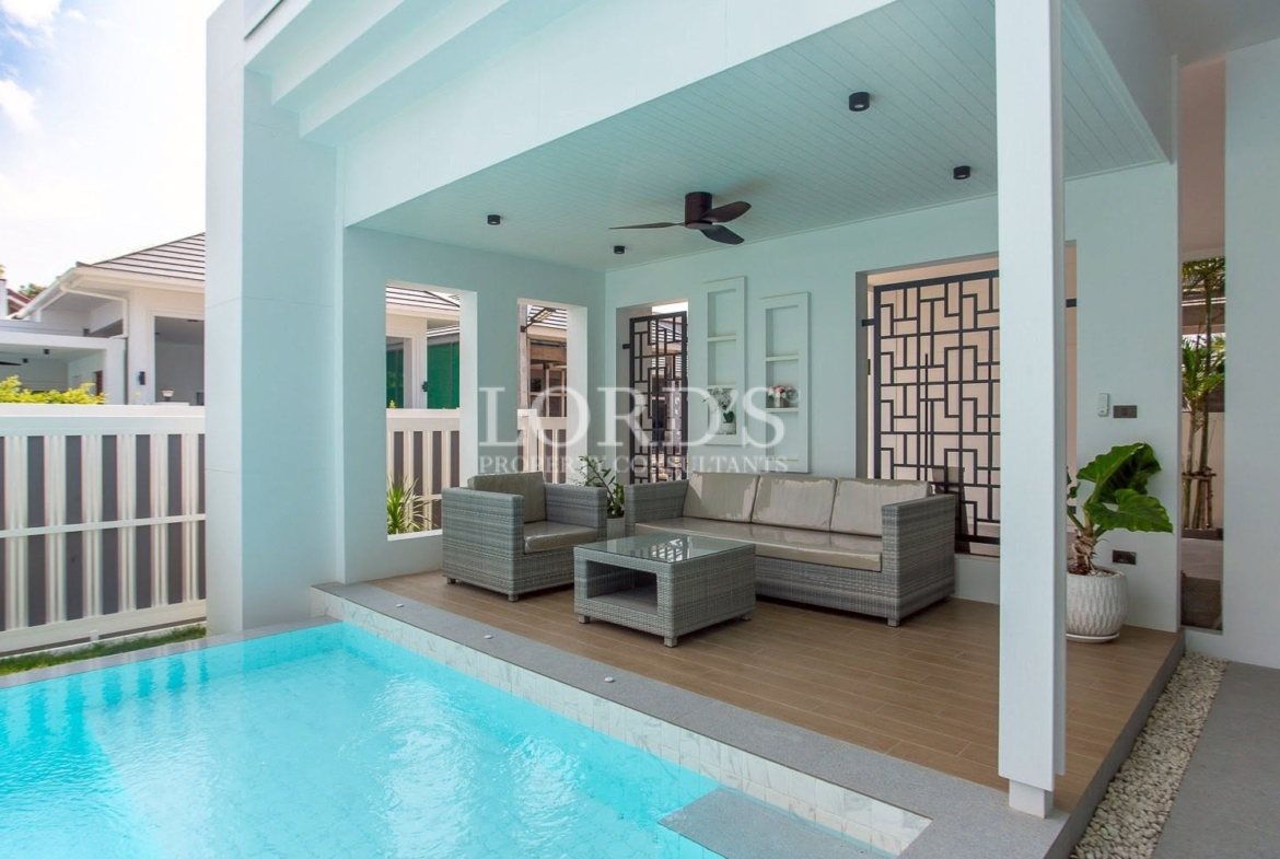 Covered terrace with ceiling fan