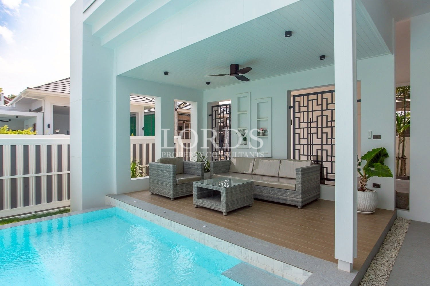 Covered terrace with ceiling fan