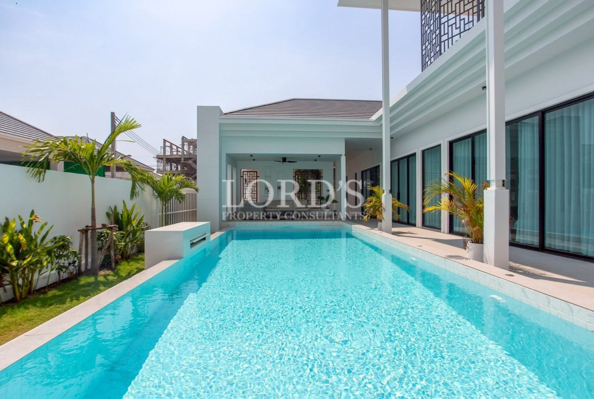 Contemporary villa with landscaped entrance
