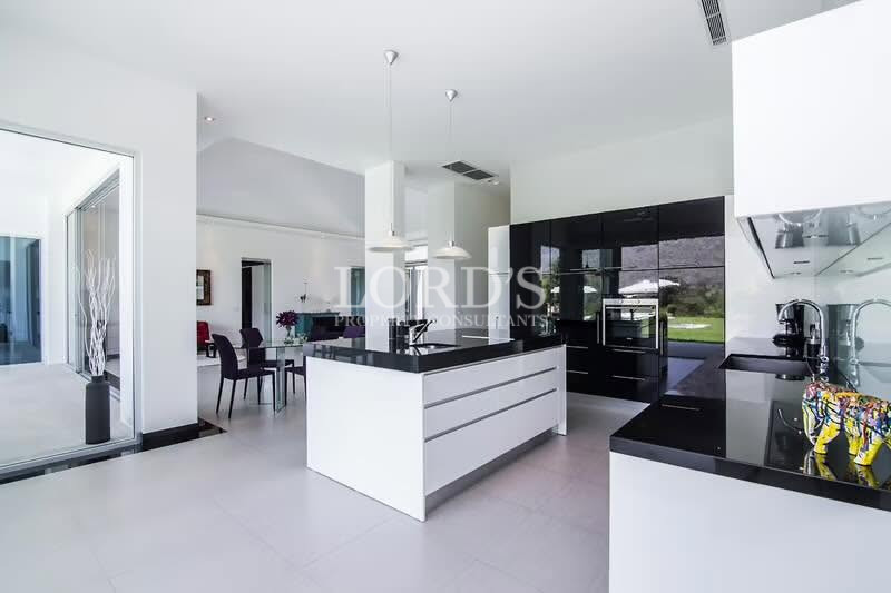 Open-concept kitchen and dining area with contemporary design