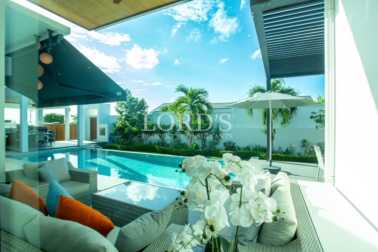 3 Bedroom Luxury re-sale in the prestigious Hillside Hamlet Homes