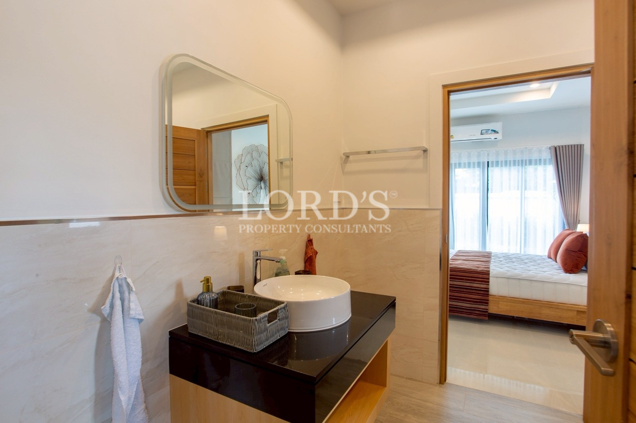 Modern bathroom vanity with mirror