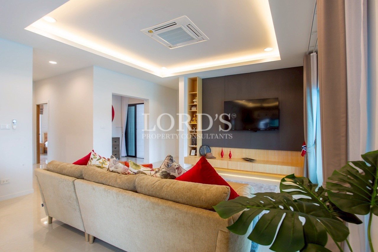 Contemporary media room with recessed ceiling