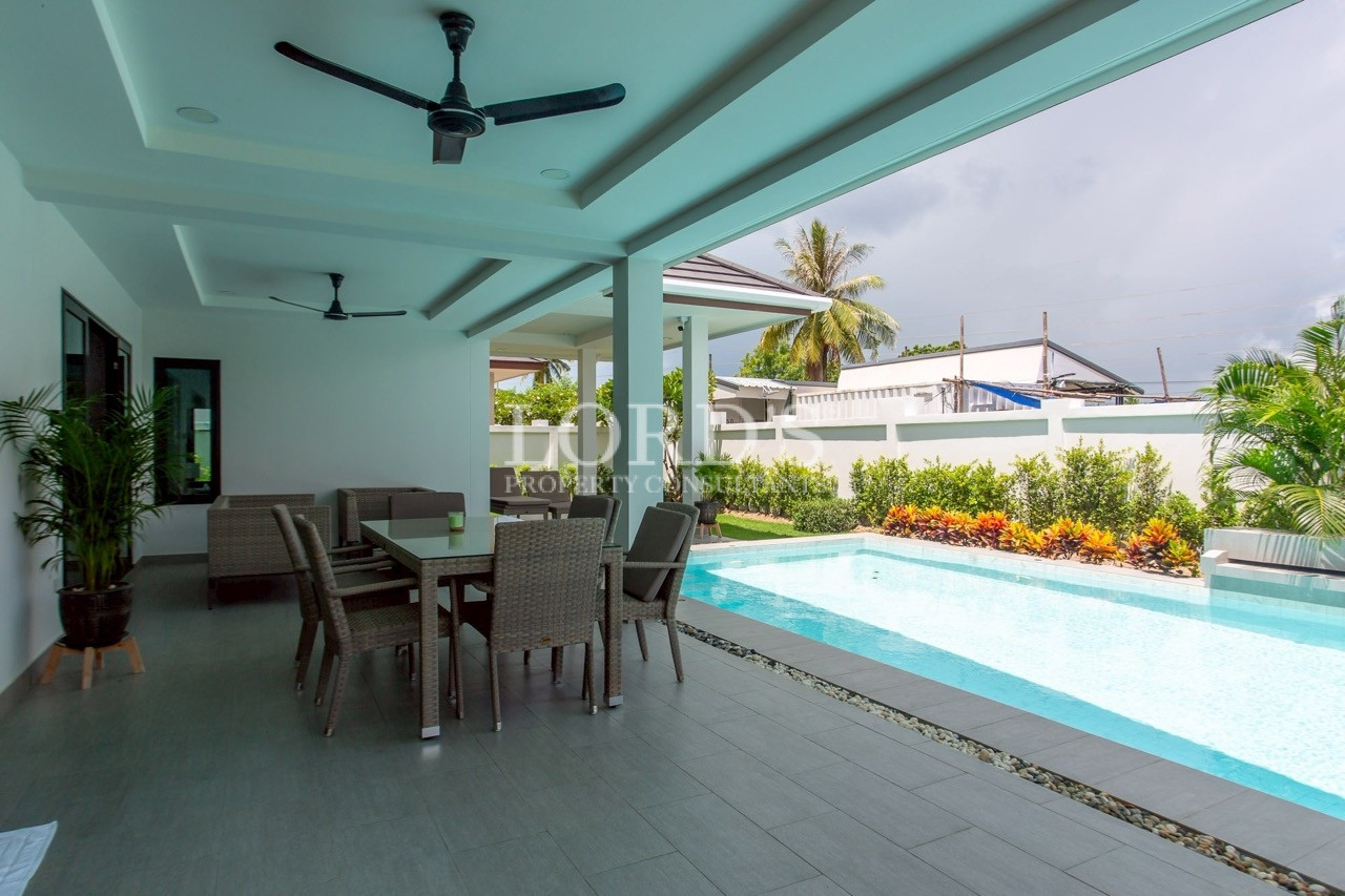 Covered patio overlooking the swimming pool