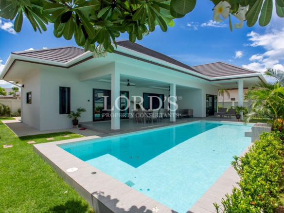 Contemporary villa with landscaped courtyard