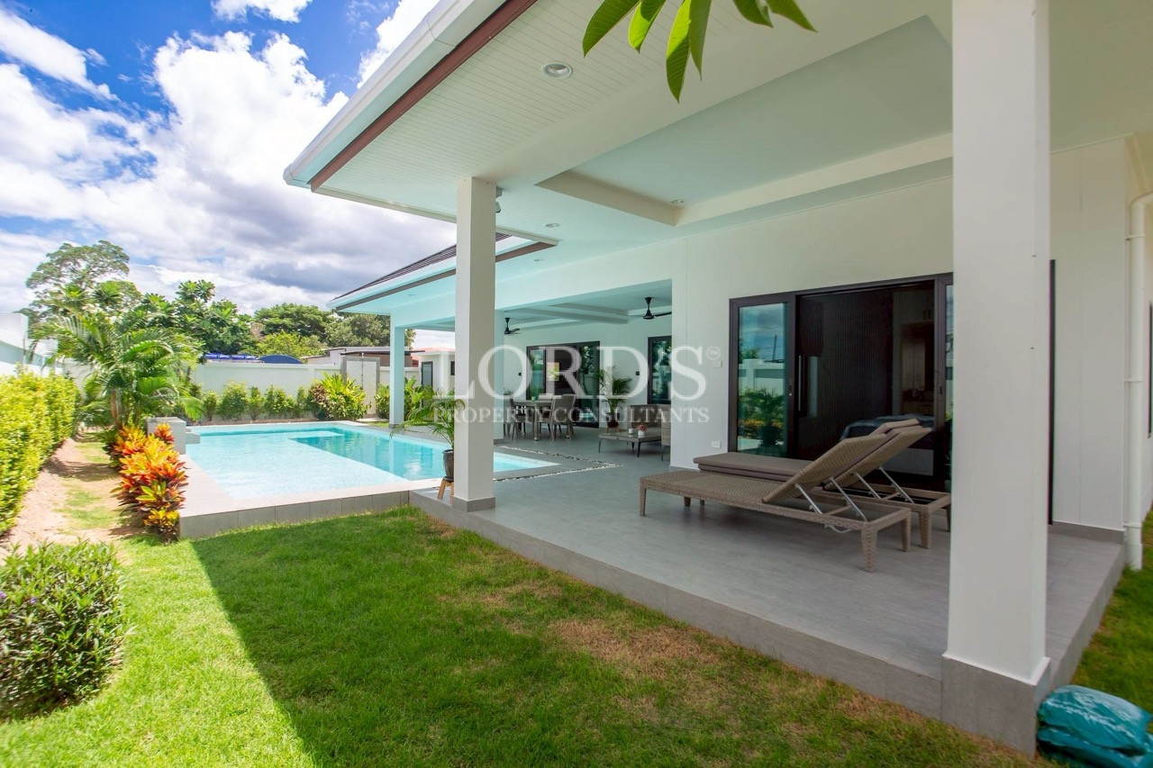 Contemporary covered terrace with lounge area