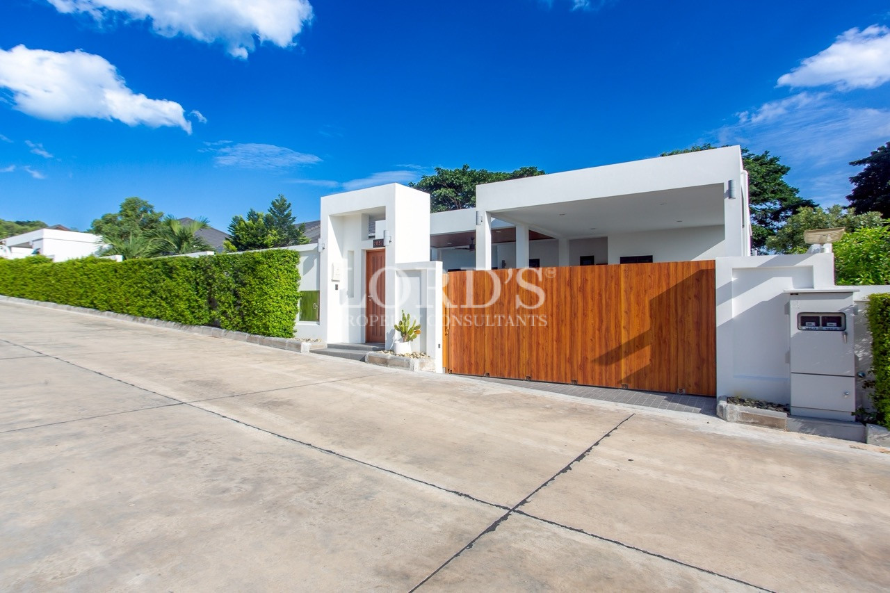 Contemporary villa with landscaped courtyard