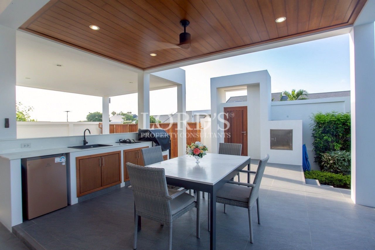 Covered terrace with outdoor seating