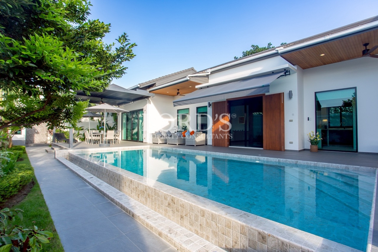 Covered outdoor living area with timber ceiling