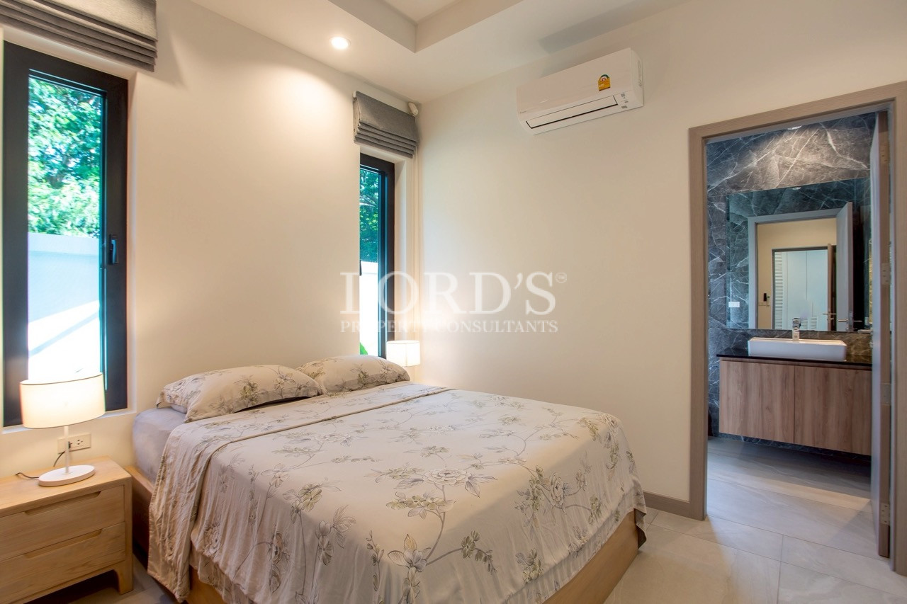 Bright bedroom with ensuite entrance