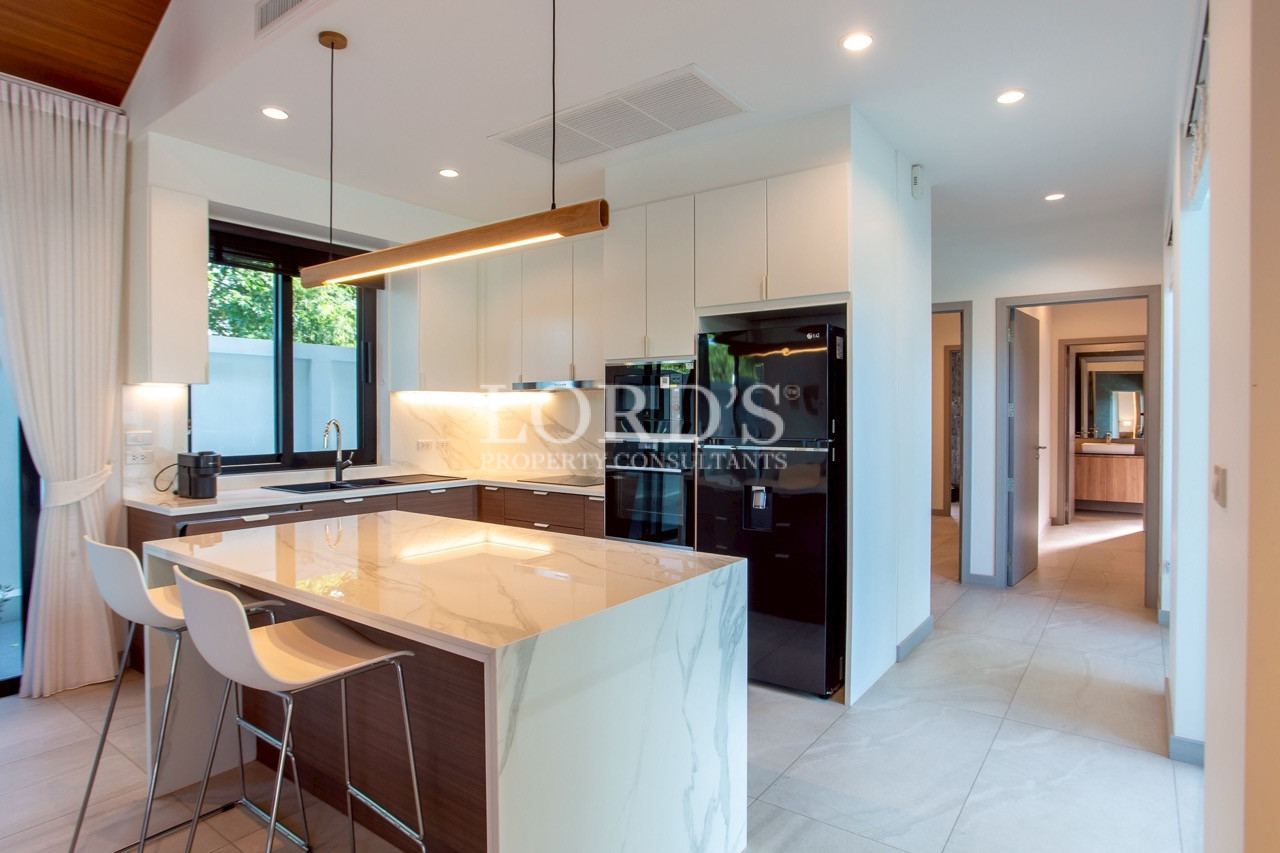 Contemporary kitchen with breakfast island