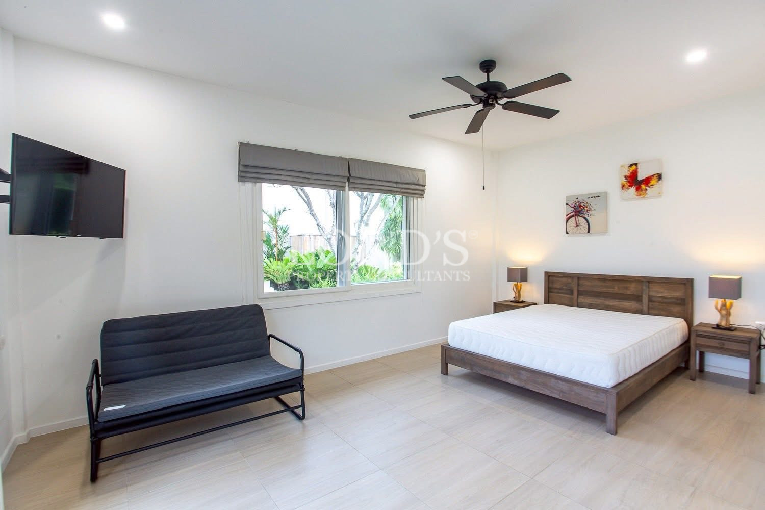 Bedroom with twin beds