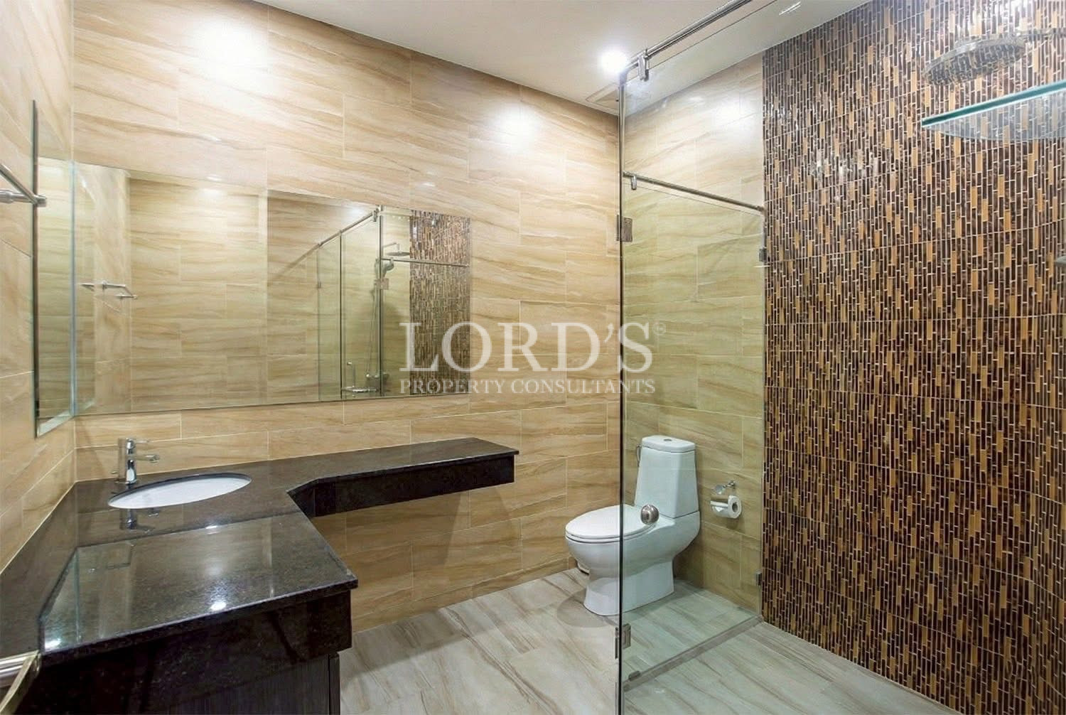 Outdoor bathroom with stone finishes