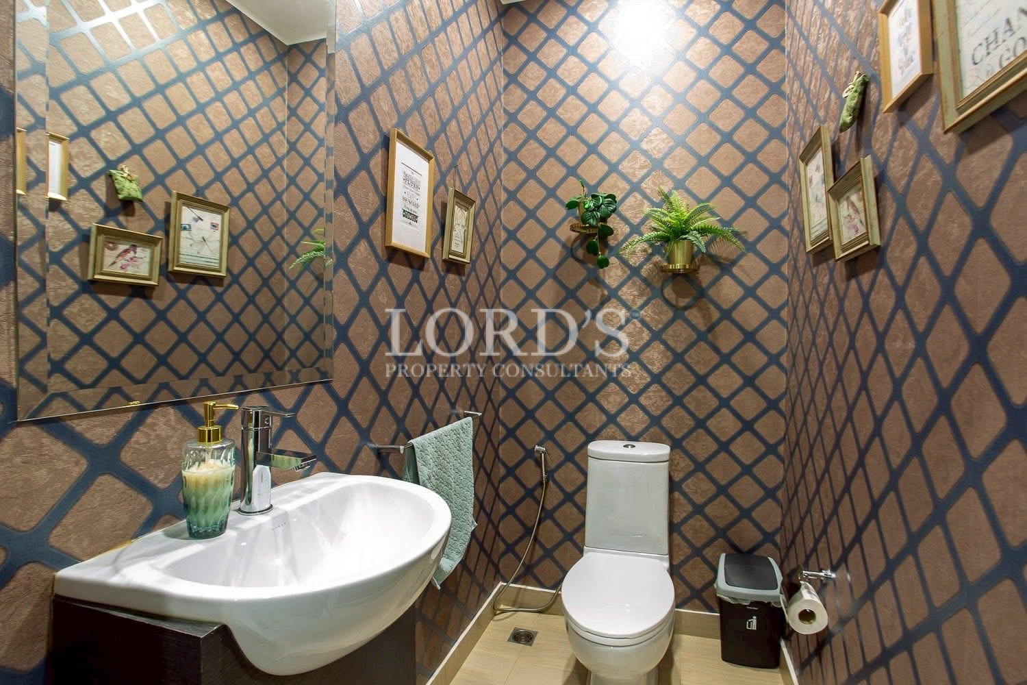 Guest bathroom with patterned feature wall
