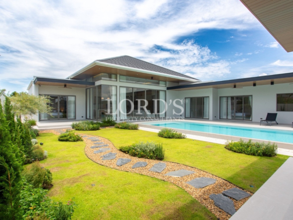 Contemporary villa with private swimming pool