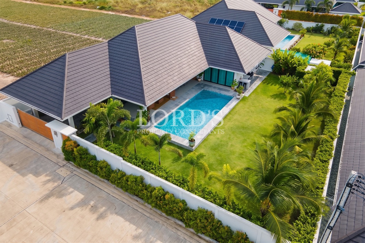 1786097999569 Groß Aerial view of modern luxury villa with private pool and landscaped garden