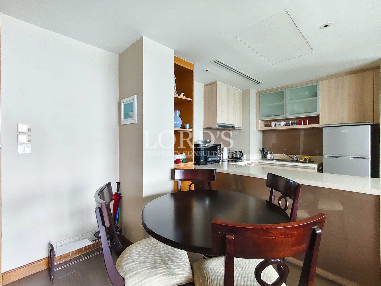 Modern kitchen and dining area with breakfast bar