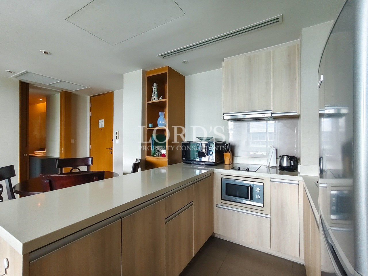 Modern open-plan kitchen with breakfast bar and dining area