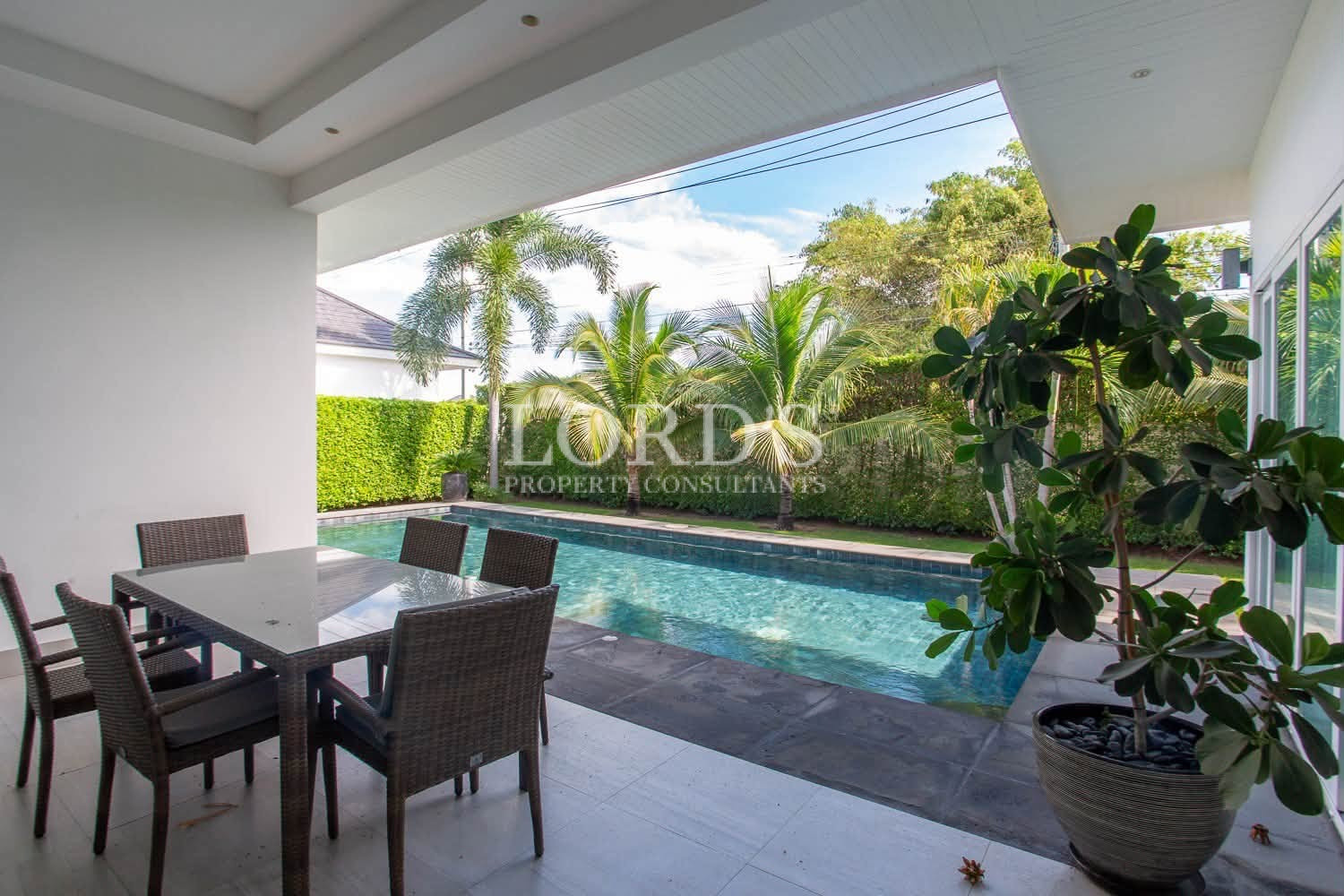 Re-sale 3 Bedroom Poolvilla in the sought-after Aria 1 in Soi 88 - Hin Lek Fai - photo 15