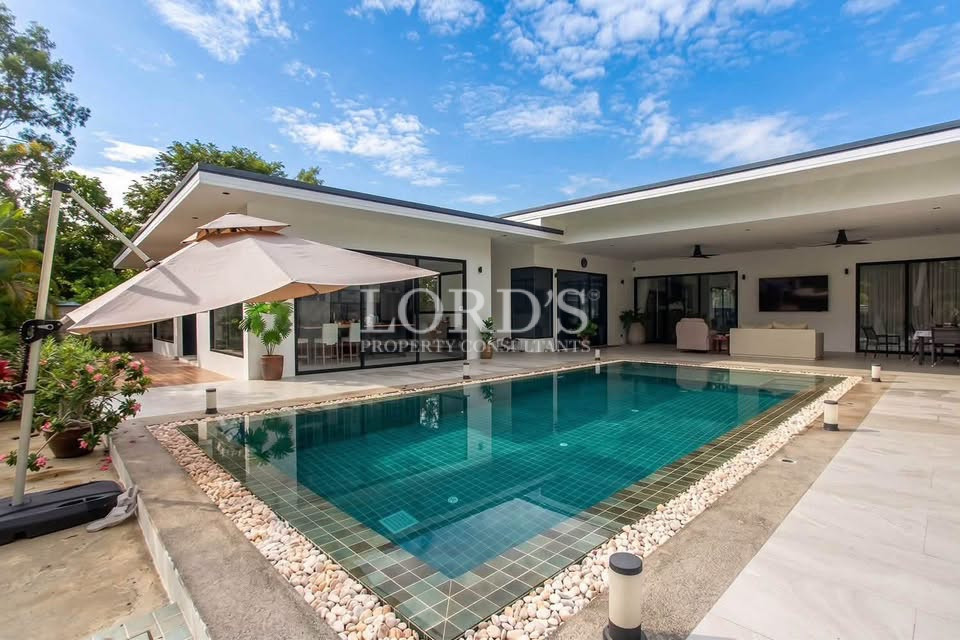 Modern stand-alone Poolvilla close to Black Mountain Golf for sale