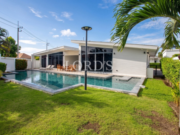 Modern villa with private swimming pool and landscaped garden in Hua Hin